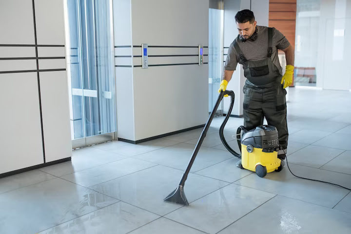 Vacuum floor cleaning